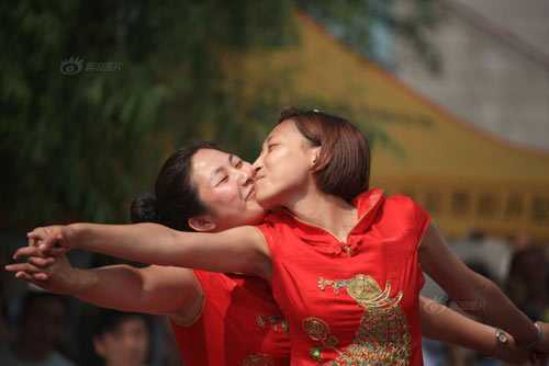 Những cảnh nóng bỏng ngày Quốc tế Nụ hôn - 12