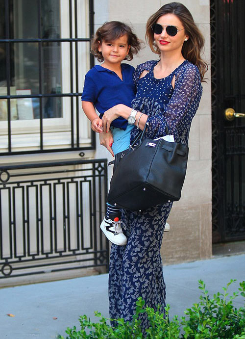 Bé Flynn bẽn lẽn đi chơi cùng mẹ - 5