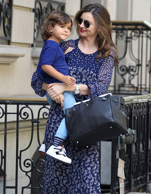 Bé Flynn bẽn lẽn đi chơi cùng mẹ - 4