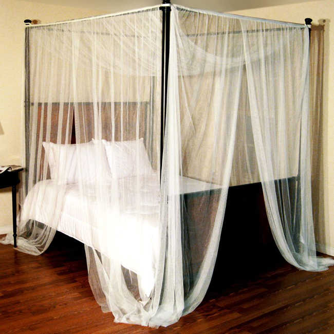 4. Nằm ngủ trong màn

Nếu nằm ngủ ở khu vực có muỗi, hãy mắc màn che kín xung quanh giường ngủ. Đây là cách duy nhất thực sự hiệu quả để ngăn muỗi lọt vào bên trong cắn bạn. Trong khi ngủ, không được chạm vào màn.

Đừng quên kiểm tra xem màn có lỗ hổng nào hay không. Nếu có, bạn phải khắc phục ngay lập tức bằng cách khâu, vá hoặc thay mới.
