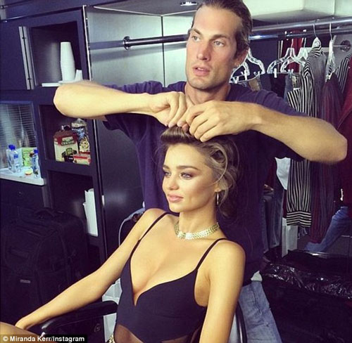 Miranda Kerr quot;lăng xêquot; mốt khoe áo ngực ngoài phố - 7
