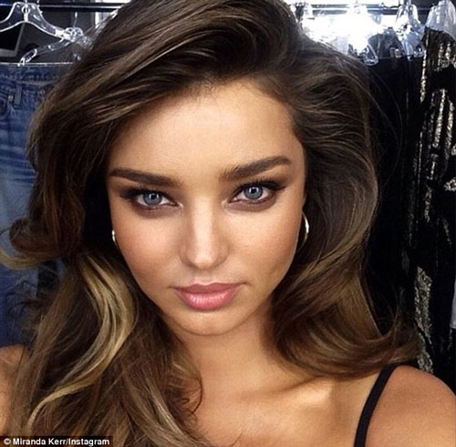 Miranda Kerr quot;lăng xêquot; mốt khoe áo ngực ngoài phố - 8