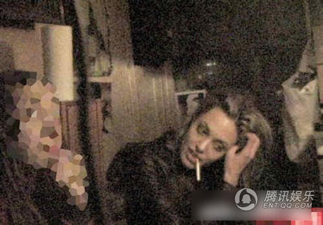 Ngoài hình ảnh trong đoạn video thì những cảnh hút thuốc vật vờ của Angelina Jolie cũng được đưa lên.
