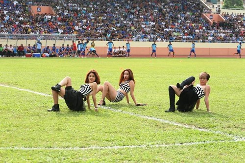 Lưu Hương Giang sexy làm quot;náo loạnquot; sân cỏ - 9