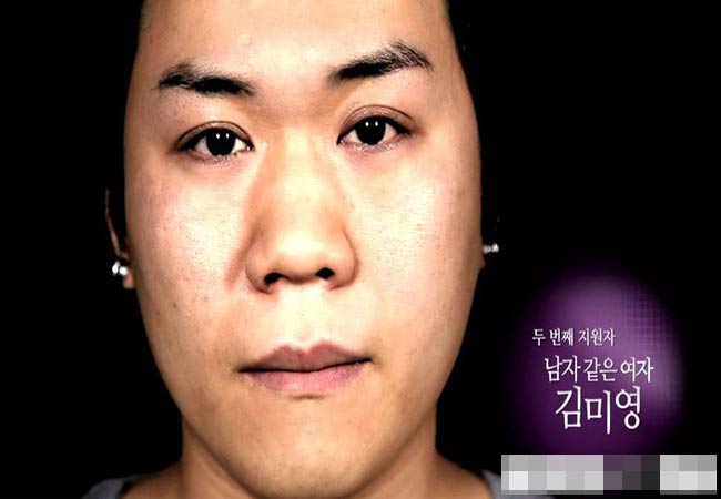 Trong chương trình Let's Beauty mùa thứ 3 của Hàn Quốc, cô gái có tên Kim Mi Young đã khiến khán giả hết sức ngỡ ngàng vì gương mặt giống hệt đàn ông của mình.
