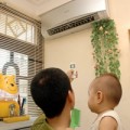 Làm mẹ - Bí kíp 'sống còn' khi con nằm điều hòa