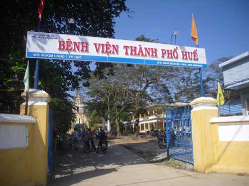 Sản phụ chết bất thường, người nhà vây bệnh viện - 1