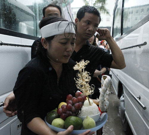 Phút tiễn đưa 18 chiến sĩ về đất mẹ trong mưa tầm tã - 13