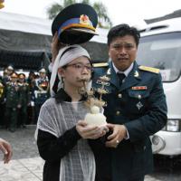 Phút tiễn đưa 18 chiến sĩ về đất mẹ trong mưa tầm tã