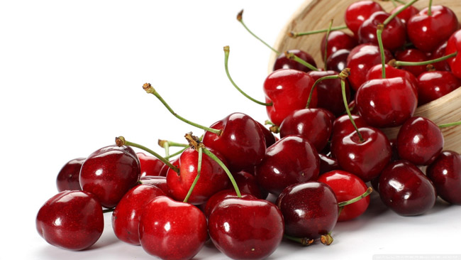 Cherry

Những trái cherry đỏ mọng đẹp mắt có hàm lượng vitamin A rất cao (gấp 19 lần lượng vitamin A trong dâu tây). Ngoài ra, loại quả hấp dẫn này còn chứa vitamin C, E và các khoáng chất như magne, sắt, kali...

Để chế biến cherry cho bé, cách đơn giản nhất là mẹ chỉ cần rửa thật sạch với nước và 1 chút dấm trắng để loại bỏ hết vi khuẩn. Sau đó đem bỏ cuống, tách hạt rồi xay nhuyễn cho con ăn. Vì cherry chín mọng có vị ngọt thơm rất dễ ăn nên mẹ không cần phải thêm đường/sữa nữa.

Cherry ở Việt Nam phần lớn được nhập khẩu từ Mỹ, Úc,... với giá trên thị trường khá cao. Có khi mẹ phải bỏ ra tới cả... nửa triệu, thậm chí là nhiều hơn thế để mua về cho bé 1kg cherry ngon lành.

Mẹ cũng lưu ý là khi bé được 8 tháng tuổi trở đi thì mới nên cho con ăn quả này.
