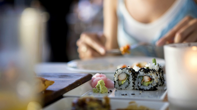 Có được ăn sushi?

61% mẹ phân vân điều này

Thực tế: Hầu hết các chuyên gia dinh dưỡng đều khuyên bà bầu nên tránh ăn cá sống vì nguy cơ bị nhiễm vi khuẩn và ký sinh trùng. Nhưng thực tế nguy cơ này là khá thấp. Nếu cá được chế biến đảm bảo an toàn vệ sinh thì mẹ không cần quá lo lắng đâu nhé.
