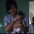Tin tức - Rơi nước mắt khi xem clip “Tình mẫu tử thiêng liêng”