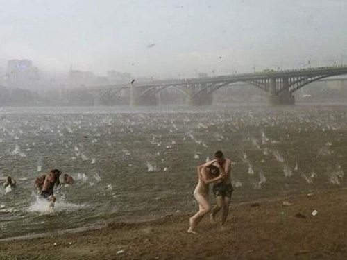 Nga: Mưa đá “tử thần” tấn công bãi biển - 1