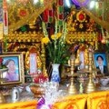 Tin tức - Xót lòng cảnh bé 6 tuổi khóc bên di ảnh bố mẹ