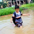 Tin tức - Ngập nặng, học sinh bì bõm lội nước đến trường