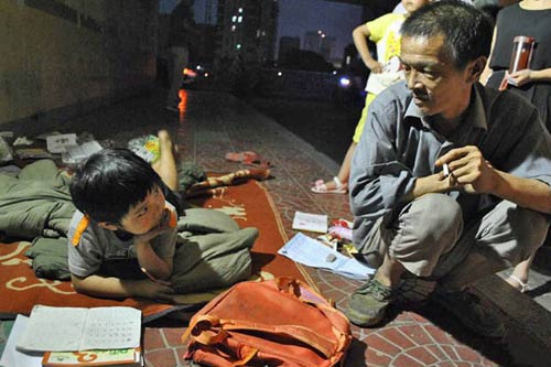 Người đàn ông vô gia cư 7 năm nuôi bé gái bị bỏ rơi - 1