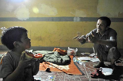 Người đàn ông vô gia cư 7 năm nuôi bé gái bị bỏ rơi - 2
