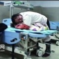 Tin tức - Bé 14 tháng tuổi chết ngạt vì bị bố úp mặt xuống đệm