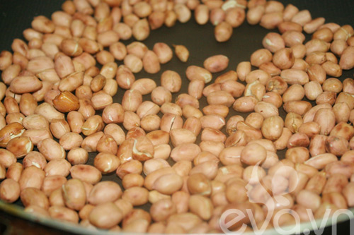 Cách rang muối lạc giòn tan như ngoài hàng - 2