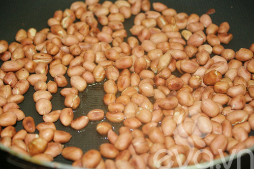 Cách rang muối lạc giòn tan như ngoài hàng - 3