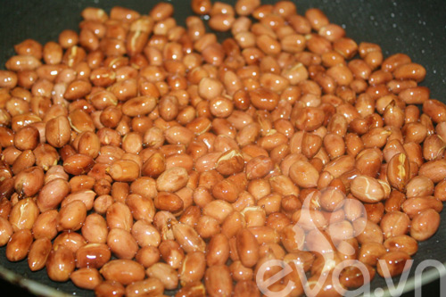 Cách rang muối lạc giòn tan như ngoài hàng - 5
