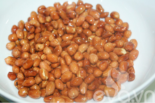 Cách rang muối lạc giòn tan như ngoài hàng - 6