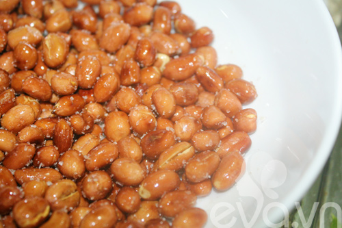 Cách rang muối lạc giòn tan như ngoài hàng - 9