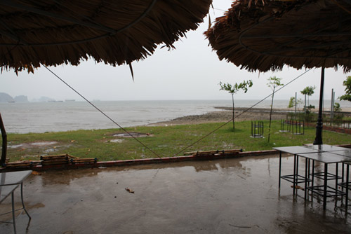 Quảng Ninh: Bão Thần Sấm gây mưa lớn, 3 người nhập viện - 2