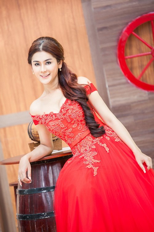 Lâm Chi Khanh được mệnh danh quot;nữ hoàng váy cướiquot; - 3