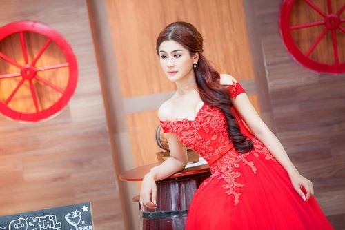 Lâm Chi Khanh được mệnh danh quot;nữ hoàng váy cướiquot; - 2