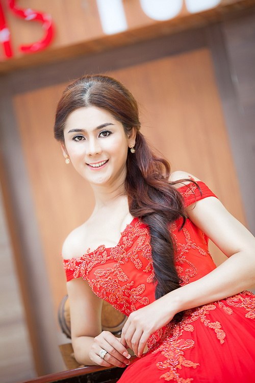 Lâm Chi Khanh được mệnh danh quot;nữ hoàng váy cướiquot; - 1