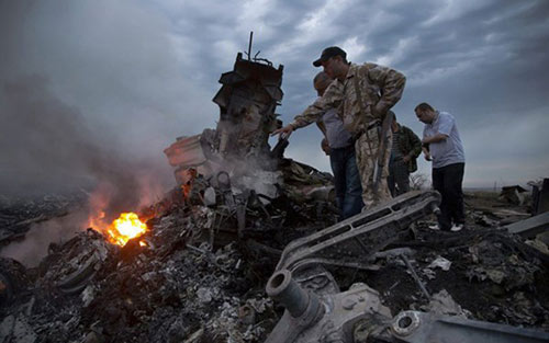 Thi thể nạn nhân MH17 #039;rơi như mưa#039; xuống mái nhà - 5