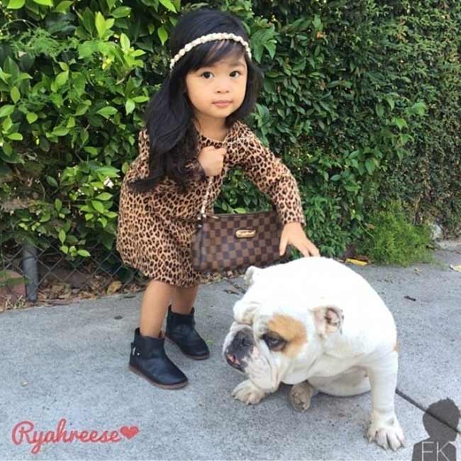 Cô bé với tài khoản Instagram @ryahreese là một trong những bé gái có hình ảnh ấn tượng nhất tháng 7, do Fashion Kids lựa chọn.
