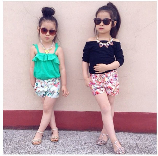 Thời trang hè rực rỡ sắc màu của cặp chị em Melinda và Selina, đến từ Italy.
