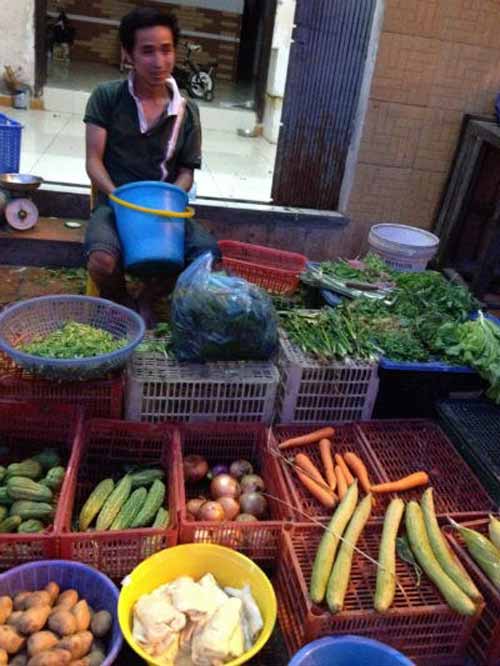 HN: quot;Cháyquot; hàng rau xanh trước giờ bão đổ bộ - 3