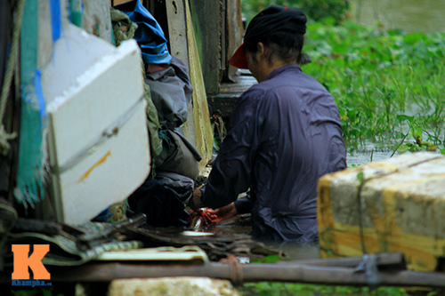 Làng vạn chài bên sông Hồng chống lũ - 9