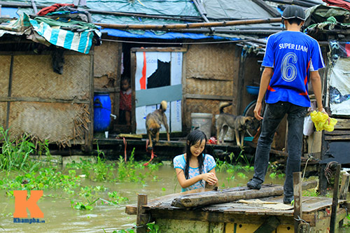 Làng vạn chài bên sông Hồng chống lũ - 6