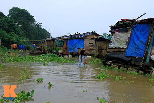 Làng vạn chài bên sông Hồng chống lũ - 1