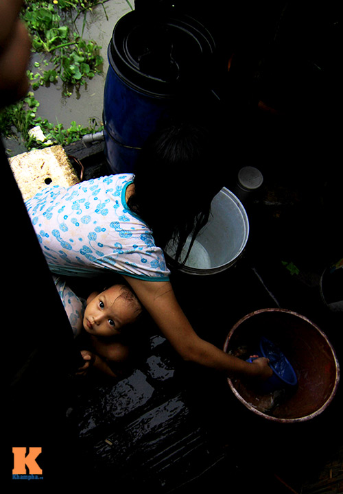 Làng vạn chài bên sông Hồng chống lũ - 14