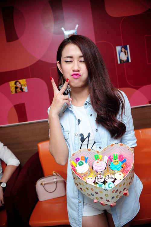 Hai hot girl phim 18+ gợi cảm trong tiệc sinh nhật - 2