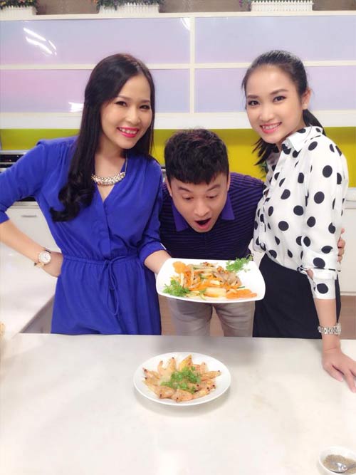 Huy Khánh hôn vợ say đắm giữa bãi biển - 20