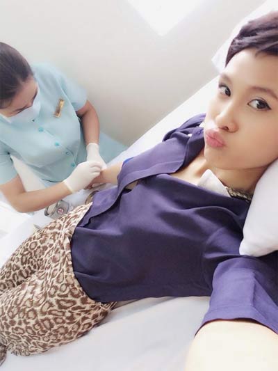 Huy Khánh hôn vợ say đắm giữa bãi biển - 13