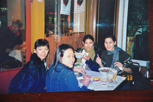 Huy Khánh hôn vợ say đắm giữa bãi biển - 5