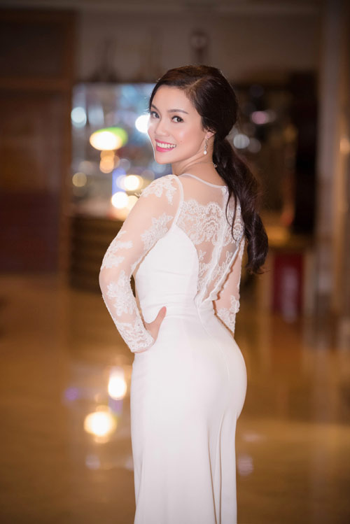Ngọc Anh đẹp kiêu sa, khoe vòng ba gợi cảm - 3