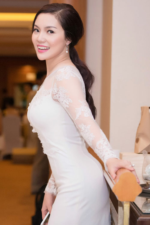 Ngọc Anh đẹp kiêu sa, khoe vòng ba gợi cảm - 5