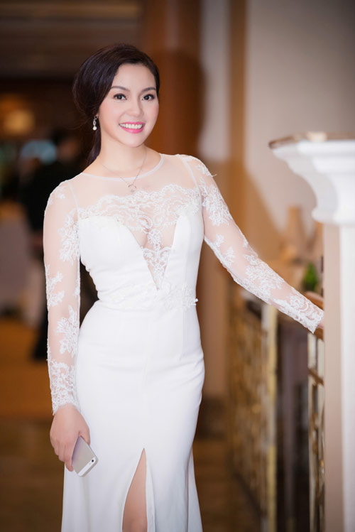 Ngọc Anh đẹp kiêu sa, khoe vòng ba gợi cảm - 1