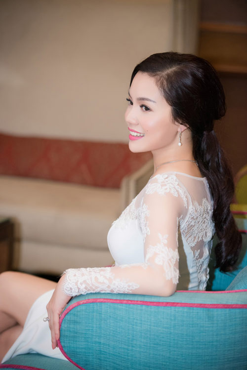 Ngọc Anh đẹp kiêu sa, khoe vòng ba gợi cảm - 9