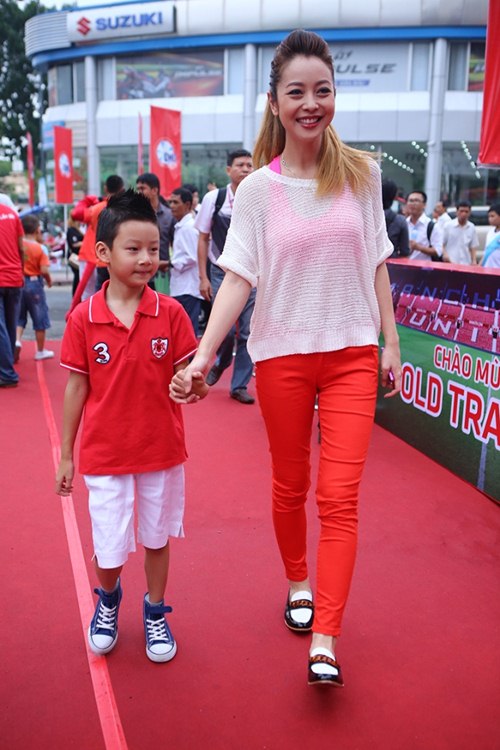 Bảo Nam cười tít mắt bên mẹ Jennifer Phạm - 1