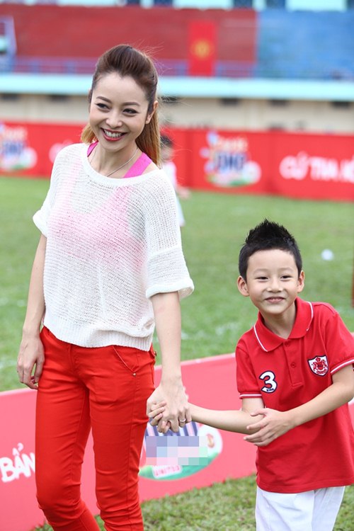 Bảo Nam cười tít mắt bên mẹ Jennifer Phạm - 9