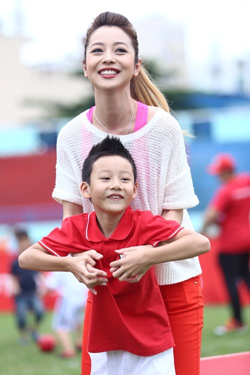 Bảo Nam cười tít mắt bên mẹ Jennifer Phạm - 11